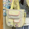 Bolso de tutoría a cuadros con bloques de color verde lima y verde leche, estilo japonés con tonos suaves y apagados, adecuado para salidas y desplazamientos, bolso cruzado