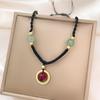 Collar de cuerda negra con colgante tejido con hebilla de seguridad de cristal de fresa para mujer, cadena de clavícula de verano, diseño ligero de lujo de alta gama, cordón Sense