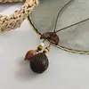 Encanto natural de plantas y árboles, collar con cordón de cuero y colgante redondo de madera, cadena para la clavícula de estilo vintage francés, joyería de lujo ligero y sensación de alta gama
