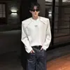 Camiseta de manga larga con hombreras de diseño Primavera/Verano, estilo callejero texturizado para hombre, sudadera de marca moderna deconstruida metálica, sudadera elegante de alta gama para hombre