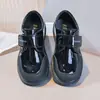 Sapatos de Couro para Meninos 2026 Primavera e Outono Nova Moda Versátil Sapatos Individuais Infantis Crianças Maiores Preto Desempenho Sapatos Formais
