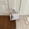 Nova Bolsa de Ombro Cruzada Fashion Tendência Personalizada com Tachas 2026 Elegante Pingente Cor Sólida Grande Capacidade para Mulheres