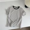 Camiseta Coreana Rayada Contrastante de Cuello Redondo para Mujer en Verano con Cuello Trasero Blanco y Verde Oscuro Bordado en el Hombro Derecho Camiseta Básica de Manga Corta para Mujer