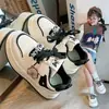 Tênis infantis 2026 novos modelos primavera e outono, sapatos leves antiderrapantes para meninos, tênis esportivos brancos para meninas, sapatos casuais para crianças maiores