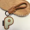 Venta al por mayor transfronteriza de llaveros japoneses y coreanos con letras en inglés, dijes para bolso de cuero dopamina, pequeños accesorios y regalos