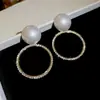 Brincos Redondos Vazados de Pérola com Inlays de Diamantes na Agulha de Prata, Brincos Estilo Retro Francês de Luxo Leve, Brincos de Design de Nicho para Mulheres