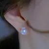 Fabricante de Zhuji Venta al por mayor Pendientes de botón de perla de agua dulce natural Pendientes estilo pestaña sin imperfecciones Forma redonda Brillo extremadamente alto Modernos Versátiles
