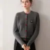 Novo Cardigan 100% Caxemira Pura Outono e Inverno 2025 Feminino Bordado Gola Redonda Moda Caxemira de Luxo Leve Jaqueta Solta