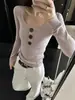 Suéter gris estilo coreano que ciñe la cintura con botones, camiseta base de punto para mujer, nuevo top corto para primavera y otoño 2026