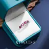 Anel Vivo de Coríndon Vermelho Safira Estilo Luxo Acessível Europeu e Americano Design Geométrico de Diamante Personalizado Anel Completo de Zircônia para Mulheres
