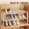 El estante escalonado del zapatero es extensible y ahorra espacio, con un soporte para zapatos de doble capa y una partición de almacenamiento para la organización de zapatos.