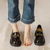 Zapatos británicos de cuero de suela gruesa para mujer 2024 Nuevos mocasines slip-on con altura oculta Zapatos negros populares populares de una sola capa