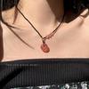 Collar de cuerda negra con colgante tejido con hebilla de seguridad de cristal de fresa para mujer, cadena de clavícula de verano, diseño ligero de lujo de alta gama, cordón Sense
