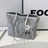 Textura de Alta Gama, Diseño Sencillo, Gran Capacidad, Tela Suave, Bolso Tote de Clase y para el Trabajo, Nuevo Modelo 2025, Moderno y Versátil