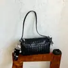 Nuevo modelo de principios de otoño de 2026, color liso, elegante y atractivo, bolso cruzado simple, bolso cuadrado pequeño con patrón tejido versión coreana, bolso de hombro de moda