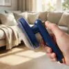 Uma escova desembaraçadora para gatos e cães feita de material ABS, projetada para massagear e desembaraçar o pelo