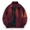 Jaqueta casual, estilo workwear masculino, gola bomber moderna, look de outono estiloso, design minimalista, peça versátil de corte solto para homens