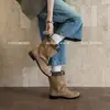 Botas de cano médio e largo trançadas em estilo retrô, nova coleção outono 2026, bico redondo, plissadas, com fivela de cinto, botas estilo Martin