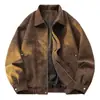 Estilo francés, estética de 'dinero viejo', diseño deconstruido, chaqueta de cuero aterciopelado para hombre, que exuda un ambiente sofisticado y minimalista, con un corte holgado y un cuello distintivo