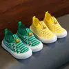 Novos Sapatos Respiráveis de Malha Vazada para Crianças Primavera/Verão, Sapatos Antiderrapantes Fly-Knit, Sapatos de Bebê com Solado Macio, Sapatos Casuais Slip-On