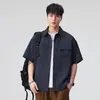 Roupas Masculinas Xintang Jaqueta respirável de manga curta para homens, estilo americano, com caimento e textura naturais, bolso no peito com patch de logotipo, camisa masculina