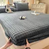Novo Conjunto de Três Peças com Saia de Cama e Fronhas de Lã de Leite para Aquecimento de Inverno Cor Sólida Simples Uso Doméstico Protetor de Colchão Totalmente Fechado