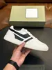Tênis casuais masculinos de couro liso, estilo cross-border TF, esquema de cores preto e branco com detalhes listrados, sola off-white, para uso diário