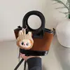 Bolso cubeta de estilo coreano, nicho, retro, bloques de color patchwork, un bolso de mano moderno y versátil que se puede llevar en la mano, como bolso de hombro o cruzado.; una bolsa pequeña tipo cesta