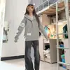 Sudadera con capucha gris de tres rayas estilo retro americano para mujer, nuevo modelo primavera y otoño 2026, chaqueta cárdigan estudiantil de corte holgado