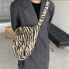Bolso de Lona para Mujer de un Hombro, Moderno, con Estampado de Leopardo, Tipo Sobaco, Simple, de Gran Capacidad, Otoño Nuevo, Versátil, Moderno, Tipo Cubo