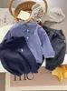 Nueva Camisa de Manga Larga de Tres Piezas para Niños 25 Otoño Bebé Preppy Marca de Moda Chaleco de Punto Traje Tendencia Ropa de Otoño