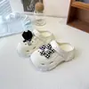 Sapatos Furados Bola de Carvão Preta Desenho Animado Meninas 2026 Verão Novo Estilo Pai-Filho Sapatos Casuais Sandálias Sapatos de Praia