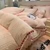 Juego de colcha y faldón de cama jacquard teñido en hilo de cuatro piezas con bordado de encaje, juego de ropa de cama floral fresco y delicado de cuatro piezas