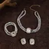 Collar y pulsera de perlas de imitación con flor de diamante francés, cadena de clavícula de nicho de moda, joyería de alta gama que combina con todo.