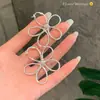 Brincos de Zircônia Super Brilhante Exquisitos com Pino de Prata S925 para Mulheres, Luxo Leve Elegante, Tarraxas de Orelha de Alta Qualidade, Brincos Versáteis Populares de Celebridade da Internet