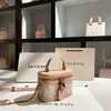 Un Bolso Caja Fresco y Elegante con un Toque de Lujo, Nuevo Modelo 2026, Bolso de Mano de Nicho al por Mayor