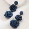 Brincos de Flor em Tecido Jeans Europeus e Americanos Outono e Inverno Brincos Longos de Camélia Simulada em Camadas Brincos Elegantes Versáteis para Mulheres