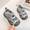 Sandálias Infantis Fechadas para Bebês Caminhando Estilo Verão 2026 Respiráveis Sapatos Funcionais para Meninos Pequenos Tênis Esportivos Casuais para Meninas
