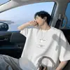 2026 Verano Nuevo Estilo Letra Cuello Redondo Estilo Americano Moderno Bordado Camiseta Manga Corta Juvenil Holgada Moderna Marca Top para Hombres