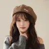 Boina de lana vintage para otoño e invierno, sombrero de calabaza simple estilo coreano con bordado de letras, sombrero octogonal, sombrero de artista versátil para mujer