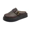 2026 Suela Gruesa Cálida Otoño Versátiles Zuecos Hebilla Birkenstock Puntera Cerrada Pantuflas Exteriores para Mujer Nueva Moda Correa de Cuero Retro con Felpa