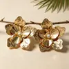 Atacado transfronteiriço de brincos de tarraxa com flor martelada em ouro vintage europeu e americano, joias femininas únicas