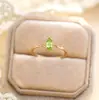 Conjunto de Colar e Anel em Prata de Lei S925 Estilo Fresco Peridoto para Mulheres, Novo Conjunto de Joias de Luxo Leve, Design de Nicho, Estilo Versátil