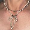 Colar de pingente de arco de pérola elegante elegante de luxo leve e elegante de camada dupla moda feminina doce e legal design de nicho