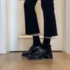 Fivela de Cinto Vintage em Couro Mocassins com Corte Profundo para Mulheres, Novo Estilo Primavera Commuter Britânico Sapatos de Couro Slip-On com Salto Grosso