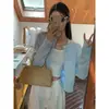 Cárdigan de punto redondo color azul leche, un top corto ajustado de manga larga para mujer, perfecto para conjuntos de principios de otoño estilo coreano.
