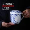 Jingdezhen azul e branco requintado porcelana chá copo de cerâmica pintada à mão com tampa filtro chá separação copo de presente único