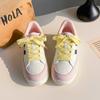 Zapatos de plataforma beige para mujer 2025 explosiones Joker moda deportes ligeros casuales zapatos blancos zapatos de plataforma deportivos BE-6838