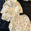Dulce conjunto de pijama de dibujos animados de luna y estrellas, conjunto de dos piezas de pantalones cortos de manga corta y cárdigan para verano, adecuado para que las niñas lo usen como ropa de casa