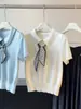 Top de punto gris con cuello polo de manga corta de seda helada para mujer, nuevo estilo de principios de otoño, simple y casual, adelgazante, con bufanda